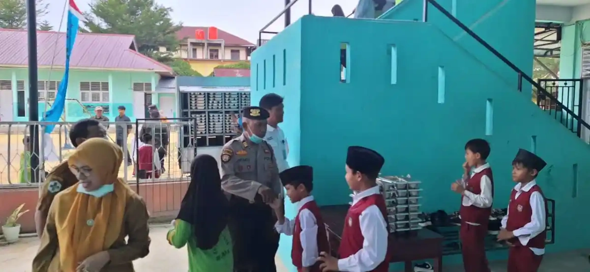 Kunjungan ke sekolah penerima makanan bergizi