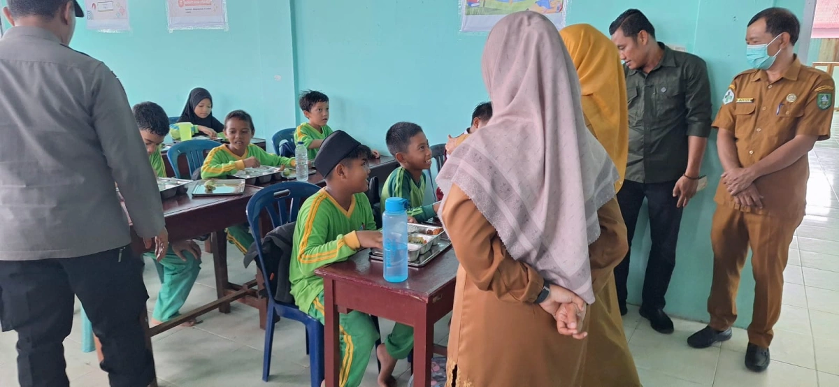 Kunjungan kepala puskesmas dan tim ke sekolah penerima makanan bergizi